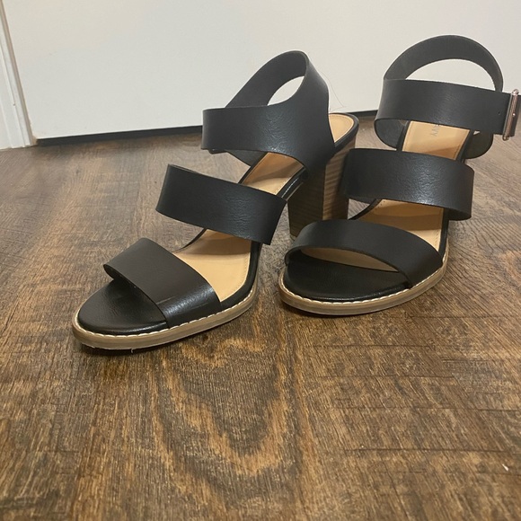 Old Navy black 3 strap 3 inch chunky heel - Picture 4 of 7